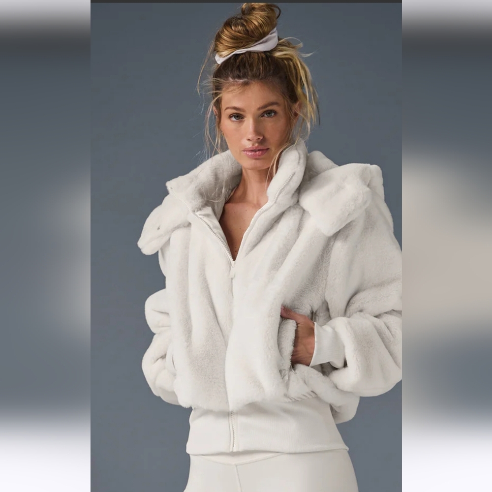 New Alo Yoga Faux Fur Foxy Jacket. Size Small